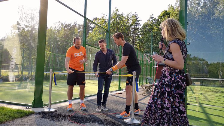Henrik Söderberg, Måns Zelmerlöv och Jonas Andersson från PDL Group klipper invigningsbandet tillsammans med Madeleine Brehmer, ägare och vVD på Sabis