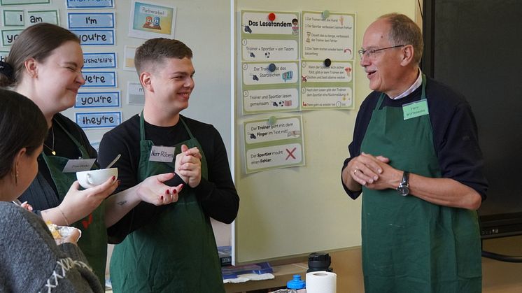 Studierende des Sachunterrichts kochen gemeinsam mit Schüler*innen der OBS Emstek beim Tag der Schulverpflegung 