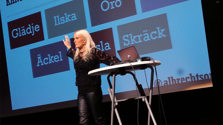 Föreläsaren och författaren Therese Albrechtson möter eleverna på Partille Gymnasium för att prata om hur man kan träna sitt inre för att må bättre.