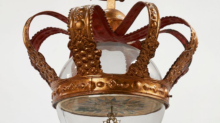 Kronekompas fra omkring 1760. Hang under loftet i kaptajnens kahyt, så han kunne holde øje med kursen. Derfor kaldtes det også sladrekompas. (foto_Pernille Klemp).jpg
