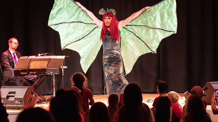 Turnéstart idag för dragshowmusikalen för barn - ”Lilla jag och drakarnas drottning”