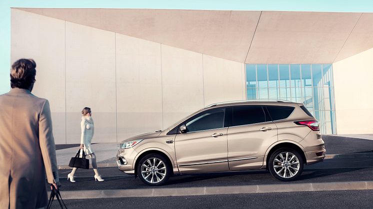2016FordKuga_Vignale_02