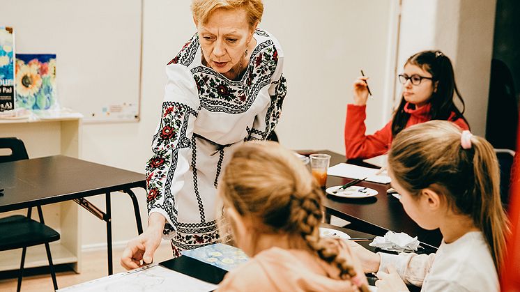 Flyktingar från Ukraina får hjälp att hitta sin plats i det svenska samhället hos Studiefrämjandet Stockholm.