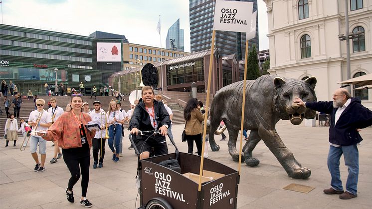 Reklamerer for Oslo Jazz Festival foran Oslo S