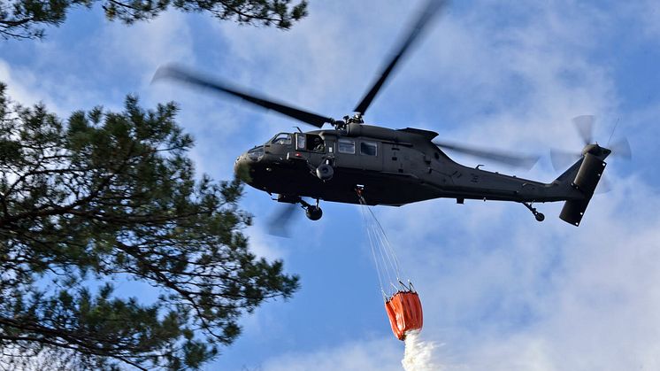 Svåra skogsbränder rasar på ett flertal platser i Sverige. Försvarsmaktens personal deltar i släckningsarbetet.