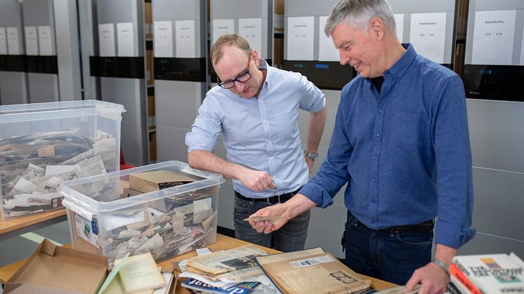 Ulf Sandqvist, avdelningschef för arkiv och specialsamlingar vid Umeå universitetsbibliotek och Göran Larsson, arkivarie vid Umeå universitetsbibliotek som arbetar med PO Enquists arkiv. Foto: Mattias Pettersson