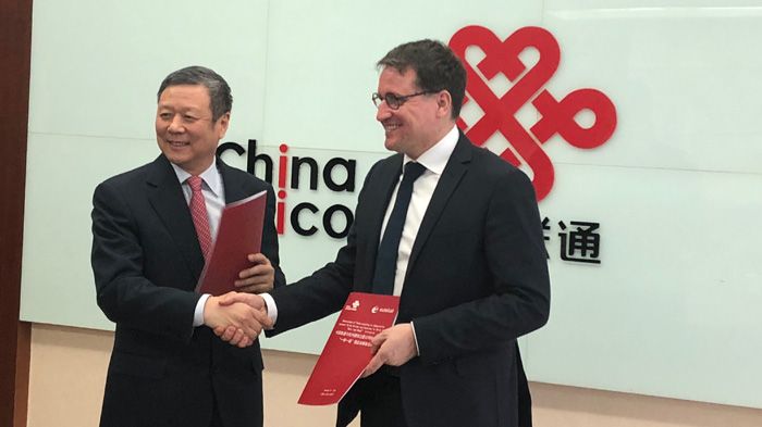 Xiaochu Wang, Président de China Unicom en compagnie de Rodolphe Belmer, Directeur général d’Eutelsat