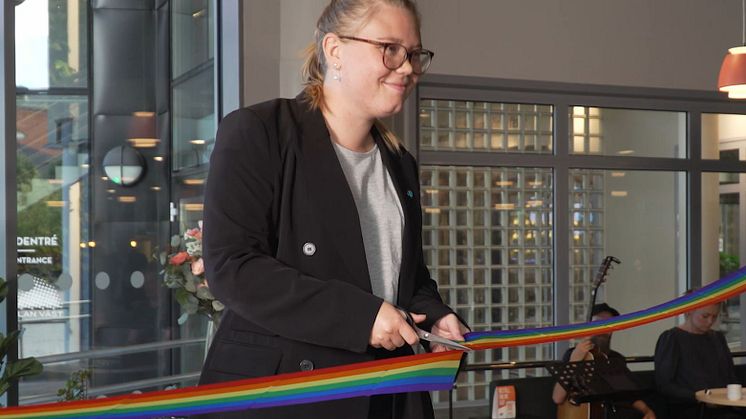 Studentkårens ordförande Elin Bergman klippte bandet som officiellt markerade invigningen.