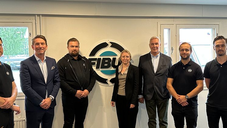 Uutta yhteistyösopimusta Fibusin tiloissa juhlistavat Eero Kämäräinen (vas), Dagfinn Heitmann, Timo Haaraniemi, Christina van Breugel, Risto Laurila, Jonne Ihalainen ja Joonas Alaruikka.