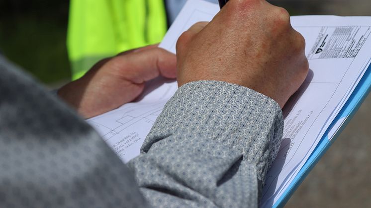 Nätverket Låt Parken Leva har besökt bygget för att få svar från förvaltningen om projektet Järva begravningsplats.