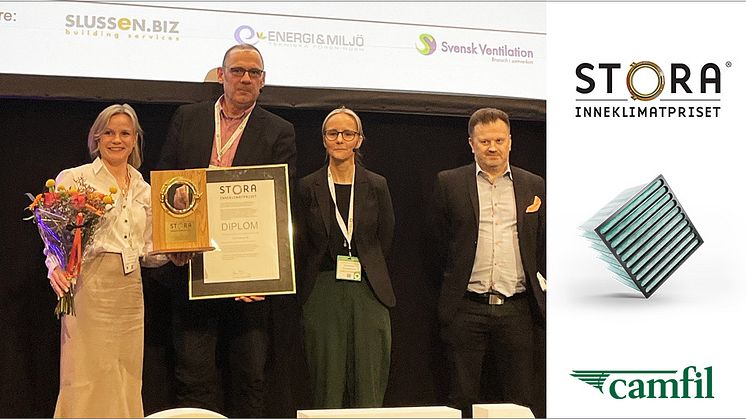 Emmy Koivisto Marknadschef från vinnaren Camfil Svenska AB, juryns ordförande Lars Ekberg, prisutdelaren Karin Neuhaus, Generalsekterare för Astma- och Allergiförbundet och Ulrik Hammarsträng Samordnare för Stora Inneklimatpriset. 