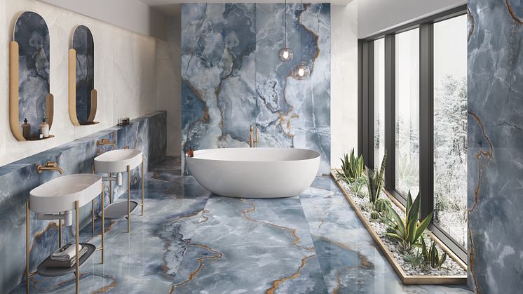 Dramatiska marmormönster och gärna med blå inslag, är en av årets badrumstrender. Här syns Emil Ceramica Tele Di Marmo Onyx Blue, granitkeramik, från Kakeldaxgruppen. 