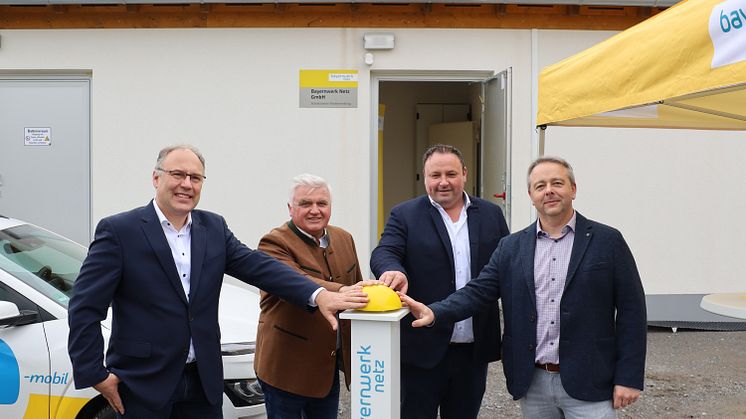 Die Bürgermeister der Gemeinden Niederwinkling, Ludwig Waas (2.v.l.), und Mariaposching, Martin Englmeier (3.v.l.) bei der offiziellen Inbetriebnahme der Schaltstation in Niederwinkling mit Vertretern der Bayernwerk Netz GmbH.