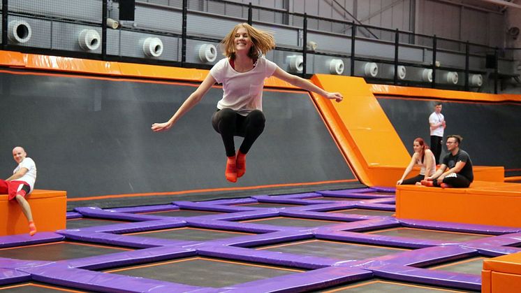 Der FreeJUMP Bereich mit 65 zusammenhängenden Trampolinen im JUMP House Leipzig