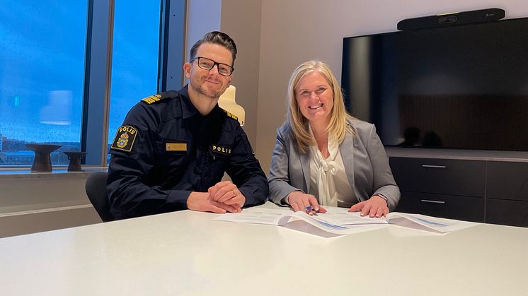 Freddy Nilsson, Polisen, och Annsofie Thuresson, kommunstyrelsens ordförande, signerade samverkansavtalet på plats i kommunhuset torsdag 28 december.