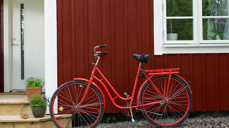 Träfasader i rött och rosa