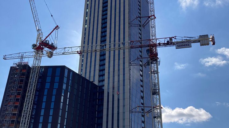 Karlatornet är för närvarande under konstruktion i Göteborg och blir Skandinaviens högsta byggnad. Skyskrapan blir 245 meter hög och man har nu byggt de första 190 metrarna. Flügger levererar färg och spackel till det stora projektet. Foto: Flügger