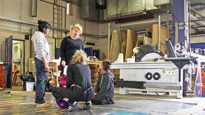 Konstnären Elsa Tomkowiak tillsammans med tre volontärer i OpenArts verkstad.