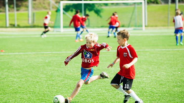 Verdens største fotballturnering samler mange spiller og publikummere. Sett bilen hjemme så kommer alle raskere fram!