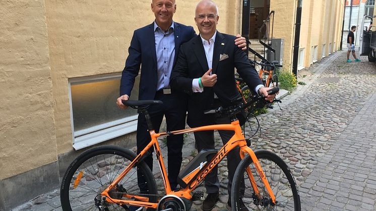 Crescent blir huvudsponsor för En Svensk Klassiker. På bilden En Svensk Klassikers vd Michael Thorén och  Tony Grimaldi, vd Cycleurope.