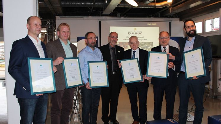 Bei der Urkundenübergabe:  Peter Zorn, Markus Meyer, Bernd Franzmann, Stefan Scheid, Jürgen Barke, Roland Krämer und Christian Weber. Foto: Laura Staub/Karlsberg