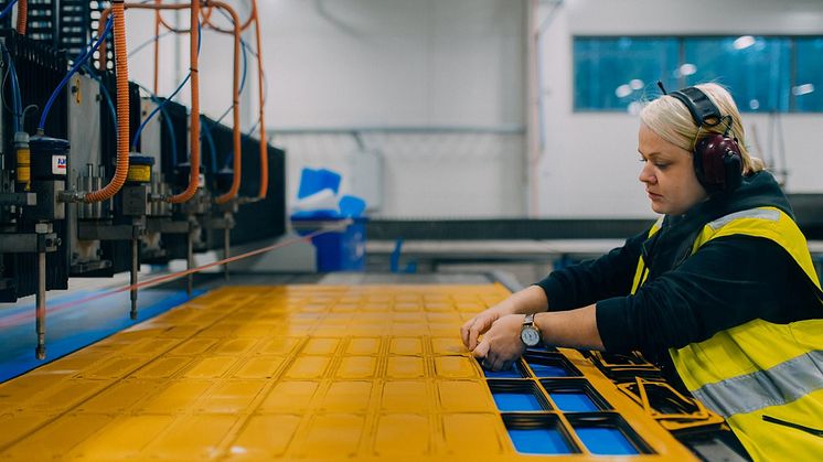 Etra erbjuder tillverknings- och logistiktjänster – här produktion av plastdetaljer för kunds räkning.