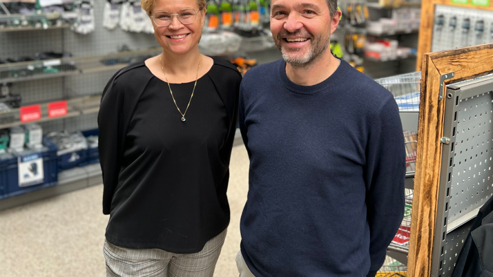 Foto (fra venstre) af Ditte T. Gullach, Arbejdsmiljøansvarlig i Carl Ras, og Steen Demskov, der er HR-chef i Carl Ras