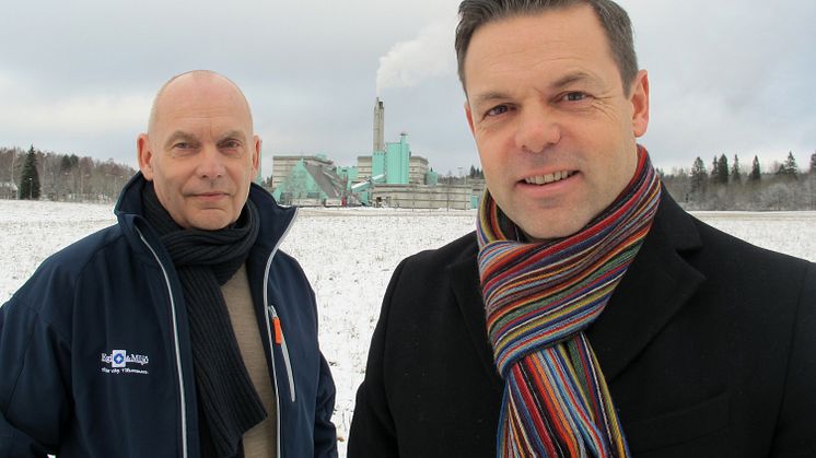 Leif Lundell tillsammans med Peter Jarl. I bakgrunden syns kraftvärmeverket i Björkborn.