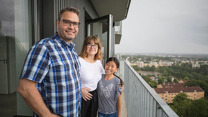 Fredrik, Carina och Meja Alserin är några av dem som precis flyttat in i Brf Vattentornet. Foto: Anders Bergön.