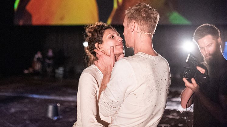 Sara Khorami og Preben Hodneland som Kristin og Erlend, med kameraregissør Mads Sjøgård Pettersen i bakgrunnen.
