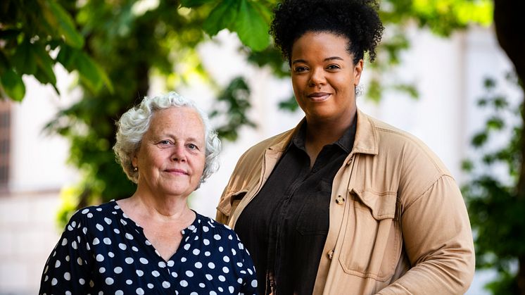 Johanna Berg och Maria Fröhlich, författare samt illustratör av "Afrosvenskar – 15 berättelser ur historien". Foto: Karl Zetterström.