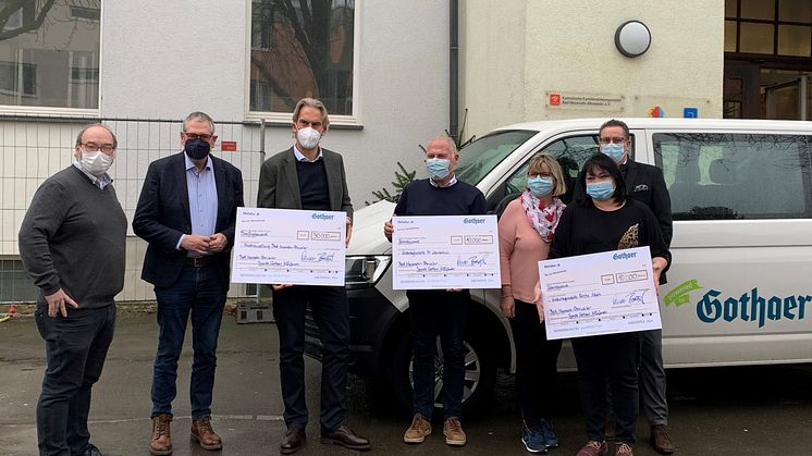 Oliver Brüß, Vertriebsvorstand der Gothaer (3. v. l.) bei der Spendenübergabe an Peter Diewald (2. v. l.) , Paul Rademacher (4. v. l.) und Natalia Jesser (rechts)