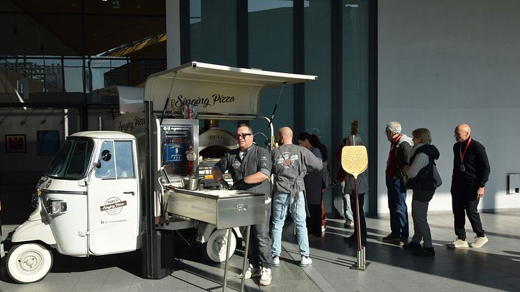 Beliebt und freudig erwartet – Naro‘s Singing Pizza und die Fontanella Eismanufaktur Mannheim auf der art karlsruhe