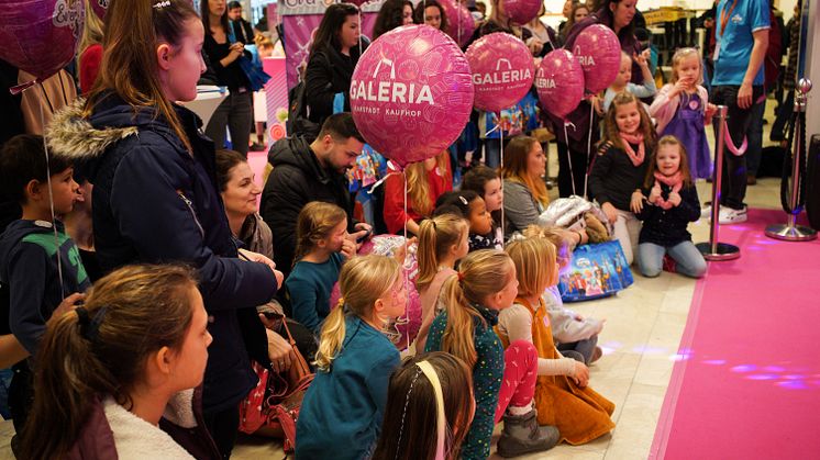 Gespannt warten die Besucher auf die PLAYMOBIL EverDreamerz