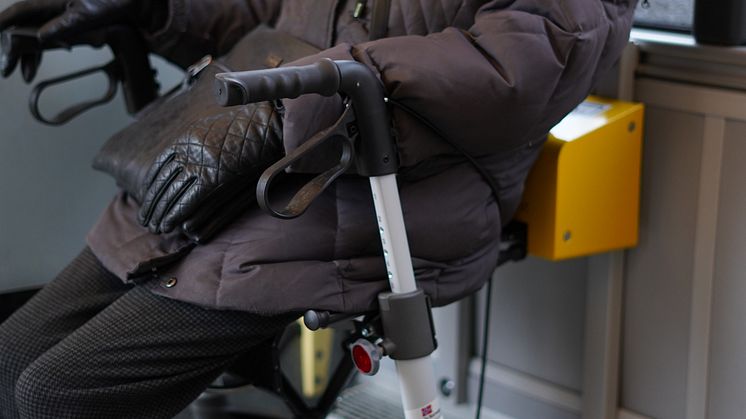 Med det nya sätet, som rullas ut över rullatorn, kan du sätta dig direkt när du parkerat och sitta tryggt hela resan.  Foto: Yasmin Acosta Romero