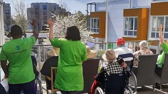 En eftermiddag fylld av glädje, allsång med Rickard Söderberg och Malmö Opera samt lite dans på Förenade Care Victoria i Malmö.