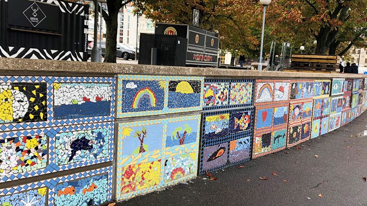 Tisdagen den 6 november kl. 13 invigs mosaikerna på muren runt Kungstorget av stadsdirektör Eva Hessman. Foto: Trygg, vacker stad