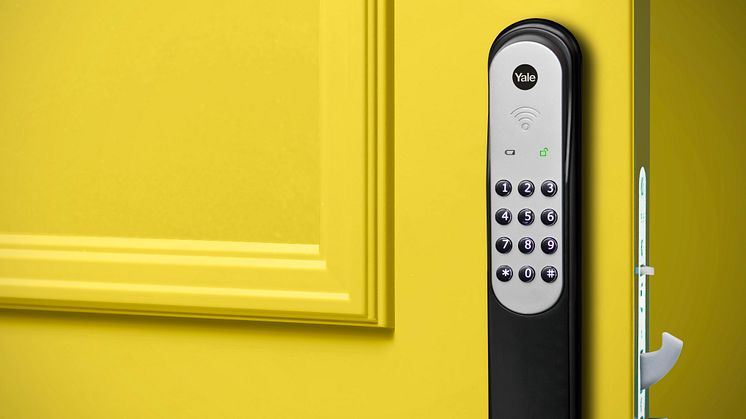 Yale Doorman svart på gul dörr