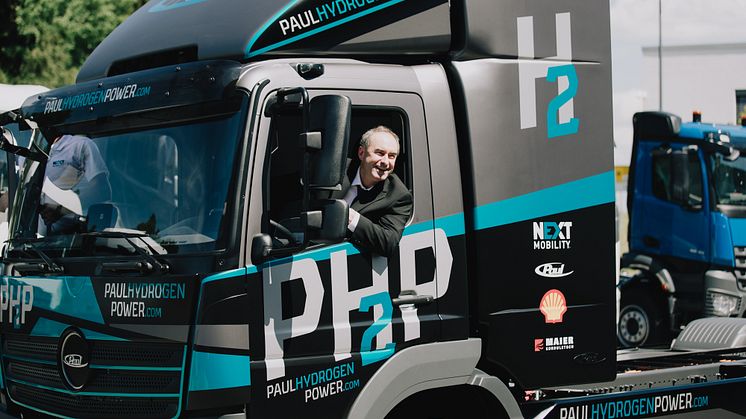 Der bayerische Wirtschaftsminister Hubert Aiwanger bei Testfahrt im ersten H2-LKw aus Deutschland