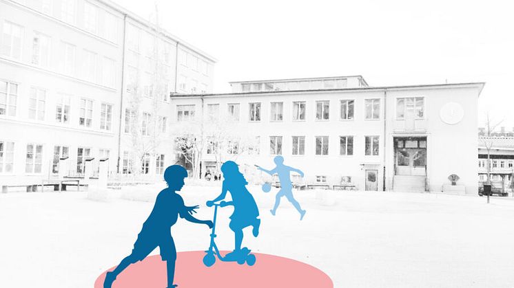 Barn som leker framför en skola