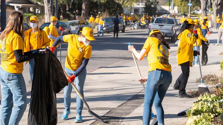 LA Fire cleaning-up-debris.jpg