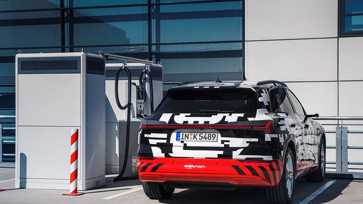 Audi e-tron prototype ved ladestander i Berlin