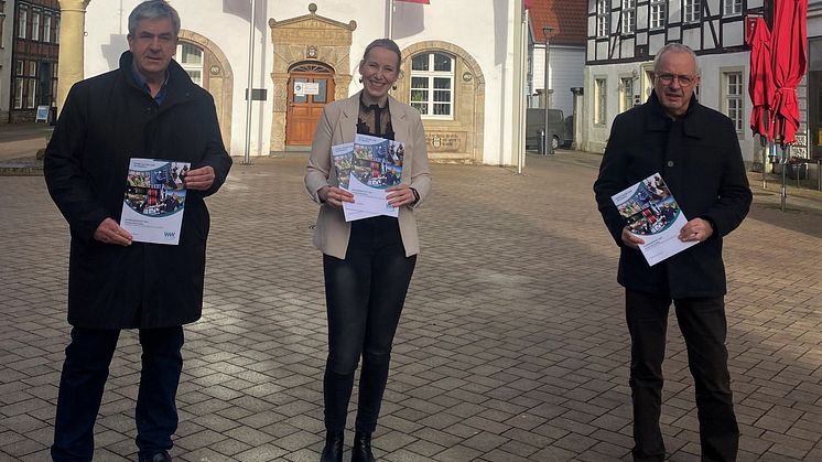 Druckfrische Exmeplare des Energieberichts für Brakel (v. l.): Bürgermeister Hermann Temme, Kommunalreferentin bei WW Leonie Riekschnietz und Johannes Groppe, Fachbereich Planen und Bauen, Brakel.