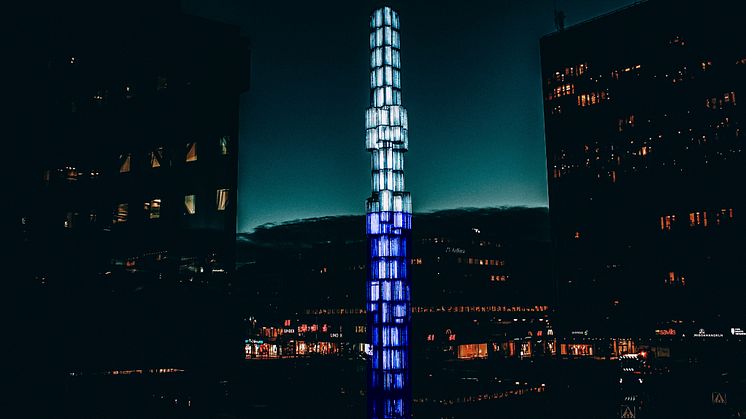 Stockholm borde lysa upp obelisken vid Sergels torg i blått och vitt för att visa att vi står enade mot terror, säger Jan Jönsson (L).