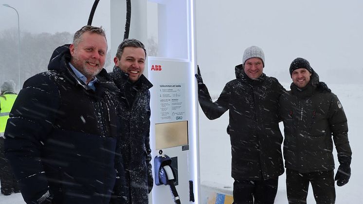Nystartade Gito Heavy Charging Solutions är nu igång. Den 17 januari invigdes en ny laddstation för tung trafik i Köping. Mälarenergis Lars Nilsson står längst till vänster. Därefter följer Josip Glavas, Niklas Björkbacka och Jimmy de Mander Weidlert