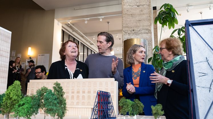 Fra venstre / from left: Lisbeth Røyneland fra støttegruppa (from the support group after 22 July), Matias Faldbakken, minister Karianne Tung + juryleder (jury chief) Marianne Borgen 