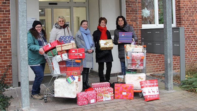 Birgit Massin-Erbe und Sigrid Gubelt vom Zonta Club Hanau übergeben die bunten Päckchen. Ursula Henkel (rechts), Jutta Neumann (Mitte) und Jennifer Sorg (links)  nahmen sie dankend entgegen und organisieren die Verteilung an die Bewohner*innen. 