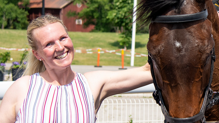 Jenny Hedlund i vinnarcirkeln på Bro Park. Hästen i förgrunden är Sublissimo. 