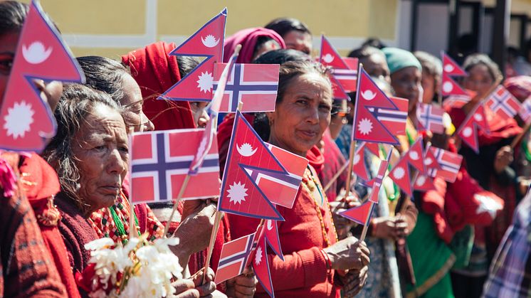 Flagg - Utviklingsminister Nikolai Astrup åpnet Shree Devitar Basic School i Dolakha i Nepal