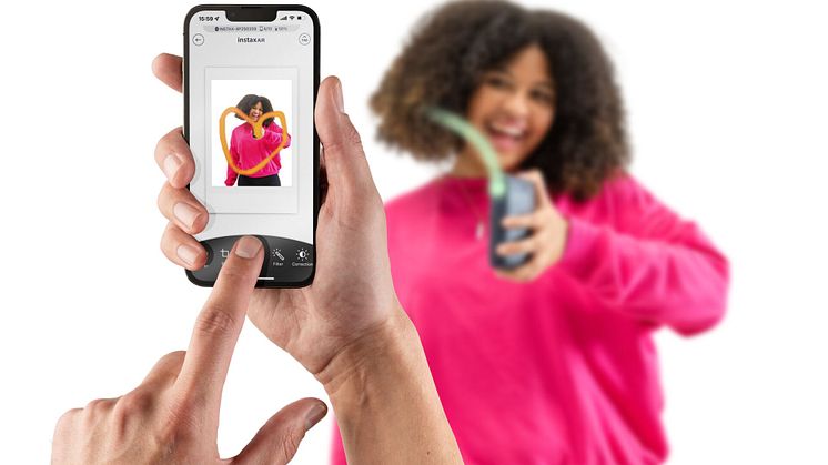 online and social-220215 Instax Mini 2 Features 7 Draw in AiR_1028_retouch